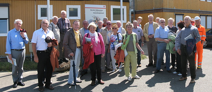 Teil der Besucher vor dem
                                      Info-Center