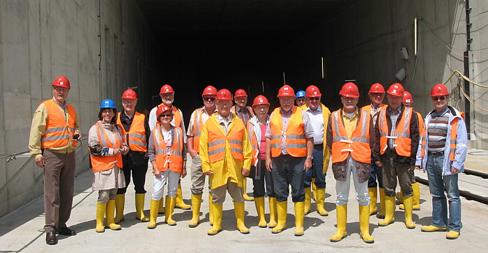 Gruppe vor
                              dem Tunneltor