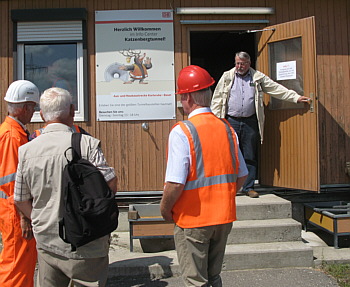 Gerd Winterbauer empfngt die
                              zweite Gruppe